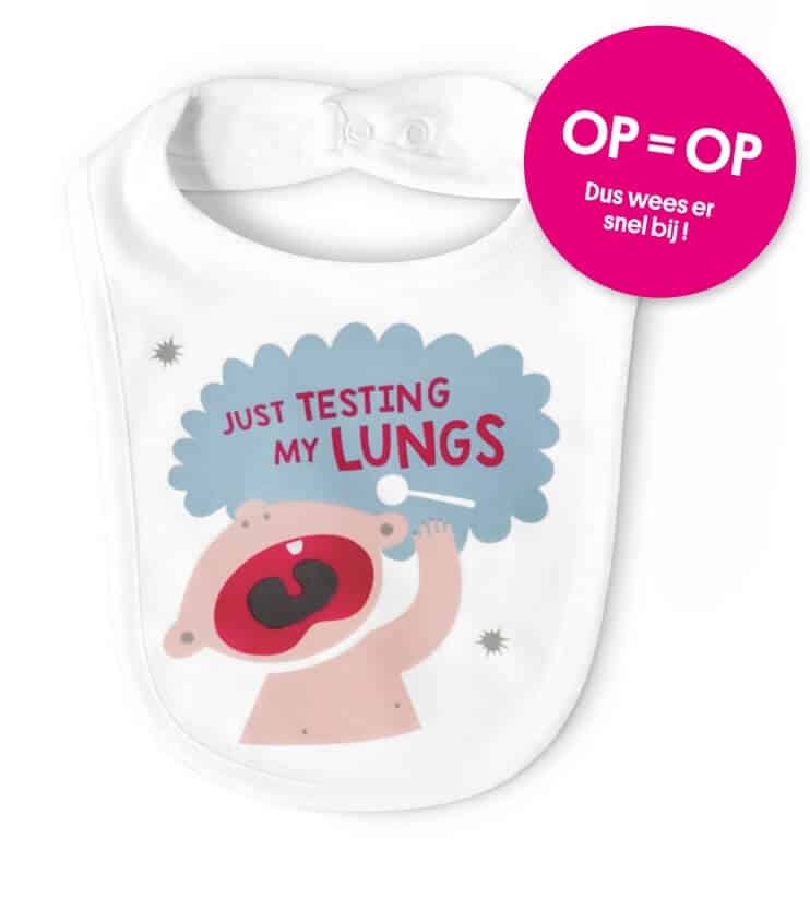 Bestel een gratis Baby slabbetje t.w.v. € 7,50 met de tekst 'Just testing my lungs'